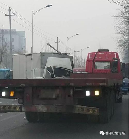 香武路半挂车祸,车头毁了!香河各类大货车交通问题.